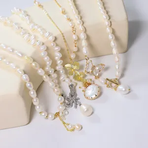 Prachtig detail van zoetwaterparel ketting met stijlvolle vlinder hangers en kristallen.