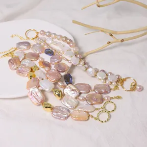 Elegantes Set aus natürlichen Perlen mit Barockperlen und goldfarbenen Metallakzenten für Damen.