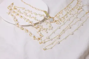 Set van elegante natuurlijke parelketting, minimalistisch gouden ketting voor dames mode.