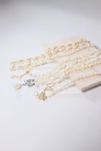 Gedetailleerd overzicht van natuurlijke parelketting, minimalistische hanger en barok.