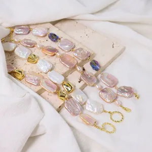 Nahaufnahme Detailaufnahme von natürlichen Perlen und bunten Edelstein Armband Schmuck.