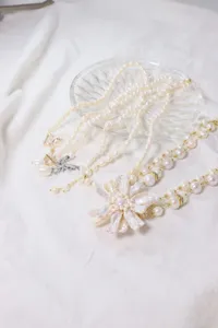 Natuurlijke zoetwaterparel ketting set met elegante bloemhanger en delicate parelkettingen.