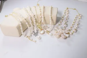 Natuurlijke zoetwaterparel ketting set met elegante vlinder en bloem hanger voor dames