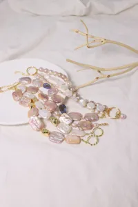 Elegantes mehrschichtiges Barockperlenarmband mit goldenen Metalldetails für Damen