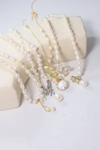 Natuurlijke zoetwaterparel ketting set met stijlvolle vlinderhangers voor dames.
