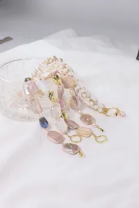 Detailansicht des mehrschichtigen Perlenarmbands mit schimmernden Muschelperlen und edlem Design.