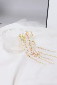 Elegantes Naturperlenarmband mit Golddrahtwicklung und feinen Blütendetails für Damen.