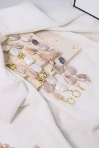 Barock Süßwasserperlen Armband mit eleganten goldenen Metallabständern und charmanten bunten Perlen.