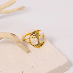 Goldener Titanstahlring mit einem einzigartigen Lebensbaum-Hohldesign und einer Süßwasserperle.