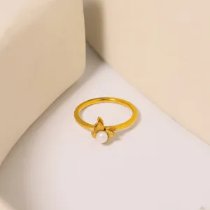 Eleganter Titanstahl Perlenring mit Schmetterling goldfarben minimalistischer Fingerschmuck
