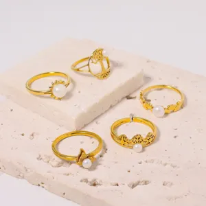 Goldene Titanstahl Ringe Set mit Natur Süßwasserperlen, elegante Retro Nischen Schmuck.