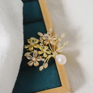 Vintage Chinese Style Vase Brooch Gold Plated Copper Zirconia Freshwater Pearl Inlaid Floral Lapel Pin Women Jewelry