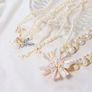 Elegante natuurlijke zoetwaterparelketting met bloemhangers en delicate gelaagde kettingen voor dames.