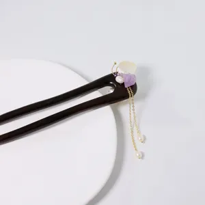 Épingle à cheveux en bois de style chinois traditionnel avec perles et glands élégants.