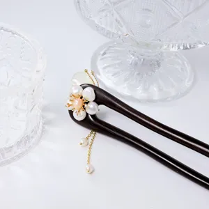 Fourche a cheveux en bois chinoise traditionnelle avec pampille de perles pour coiffure hanfu.