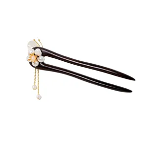Fourche à cheveux en bois élégant avec glands de fleurs de perles, style traditionnel.