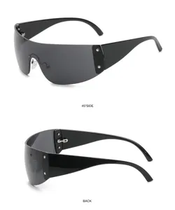 Dettaglio occhiali da sole maschera oversized, stile nero cyberpunk Y2K di tendenza.