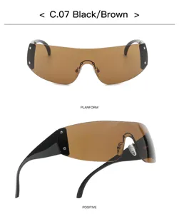 Occhiali da sole scudo futuristici Y2K con lenti marroni e pannelli laterali neri eleganti.