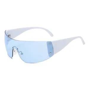 Occhiali da sole a maschera futuristici Y2K con stanghette bianche e lenti azzurre.