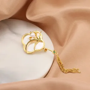 Elegante chinesische natürliche Süßwasserperle Brosche mit vergoldetem Quasten Design.