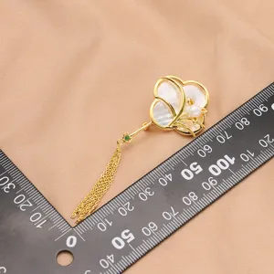 Neues chinesisches Perlen-Brosche, exquisite Muschelblüte mit zarten Goldquasten.