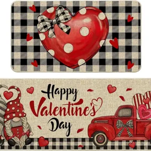 Dettaglio tappeti San Valentino con disegni di gnomo, camion e cuori a quadri bianchi e neri.