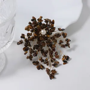 Spilla fiore di perla fatta a mano con frammenti di pietra naturale, elegante accessorio per abito.