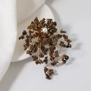 Elegante spilla con fiore di perla e pietre di cristallo per maglioni vista principale.