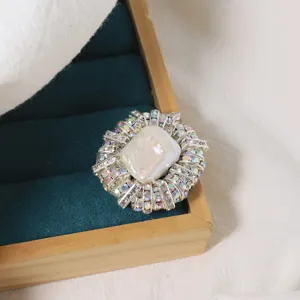 Broche Vintage Luxueuse en Cuivre Strass Géométrique Baroque Perle Artificielle Broche Épingle Pour Femmes Costume Manteau Décoration