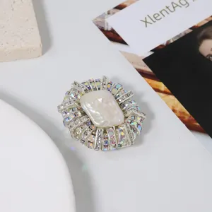 Broche perle baroque de luxe européenne avec strass scintillants, accessoire élégant pour manteau.