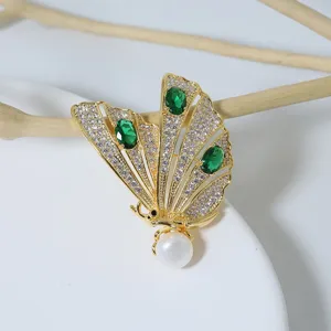 Korean Style Butterfly Pearl Brooch For Women Copper Micro Pave Rhinestone Emerald Gemstone Breastpin Fashion Clothes Accessories
