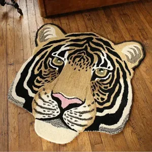 Vista di dettaglio del tappeto tufted a forma di testa di tigre, morbido peluche, tappetino.