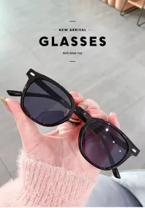 Primo piano dettagliato di eleganti occhiali da sole neri retro con dettagli delle stanghette.