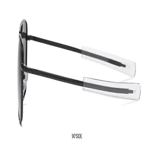 Lunettes de soleil pilote avec monture en métal noir et verres polarisés protecteurs.