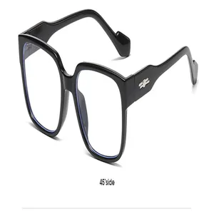 Gafas de sol cuadradas oversize negras con vista lateral de 45 grados elegantes.