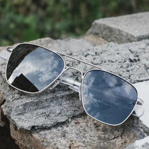 Lunettes de soleil aviateur polarisées vintage pour homme, design classique en métal.
