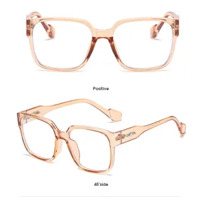 Vista detallada de gafas cuadradas grandes de moda coreana en acabado marrón claro transparente.