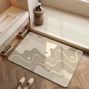 Vue détaillée d'un tapis de bain absorbant moderne avec motif abstrait dans la salle.