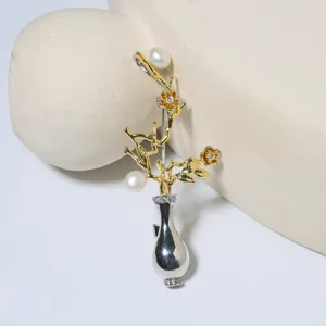 Niche Design Copper Freshwater Pearl Brooch Delicate Vase Bouquet Elegant Rhinestone Brooch Pin For Sweater Coat Women Jewelry