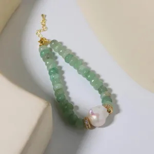 Elegantes grünes Edelstein Perlenarmband mit Barockperle Anhänger Damenmode Accessoire Schmuck
