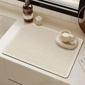 Minimalistικο σουπλά αποστράγγισης για πάγκο κουζίνας, απορροφητικό χαλάκι καφετιέρας σε μπεζ.