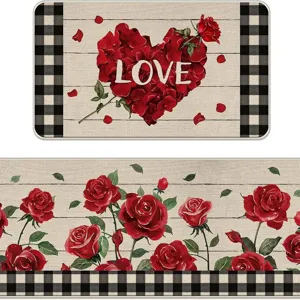 Dettaglio ravvicinato di un tappeto con cuore di rose rosse e trama di iuta vintage