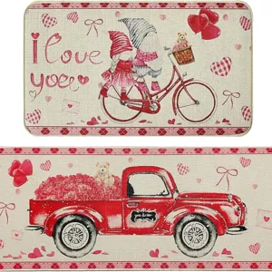 Vista dettagliata dei tappetini di San Valentino con disegni romantici di gnomi e camion
