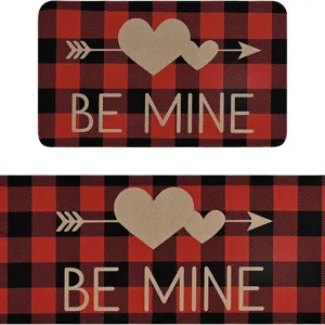 Set di tappeti San Valentino a quadri rossi e neri con cuore e scritta Be Mine