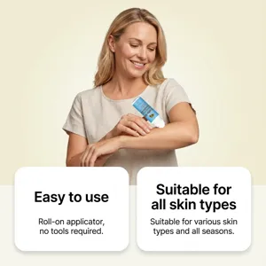 Vue de détail montrant une femme appliquant doucement de l'huile roll-on sur son avant-bras.