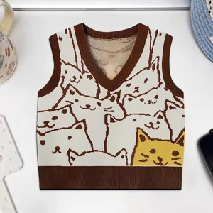Vista dettagliata del gilet in maglia marrone e bianco con motivo a gatto e scollo a V.