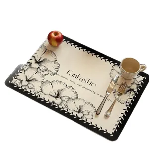 Tavola tappetino floreale bianco e nero, scolapiatti assorbente con testo elegante.