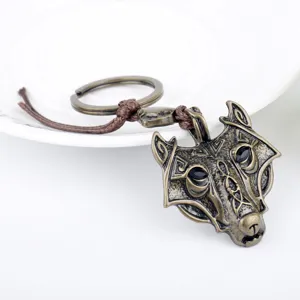 Gedetailleerde close-up van retro brons wolf kop sleutelhanger in coole viking stijl.