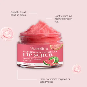 Λεπτομερής κοντινή λήψη scrub χειλιών καρπούζι και γουάβα σε γυάλινο βάζο.