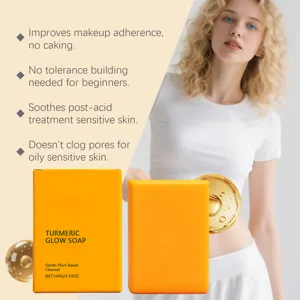 Vue détaillée de savon éclat au curcuma, nettoyant doux à base de plantes pour une peau lisse.